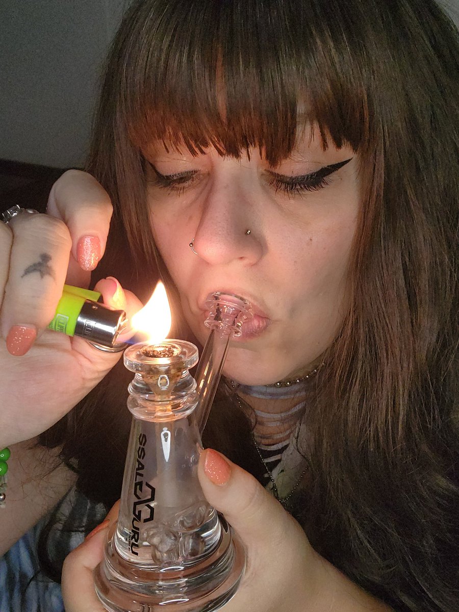Time to relax and melt away the stress 💚💨💨
Happy Wednesday!
#Mmemberville #cannacommunity
#StonerFam #cannababe
#stonergirl