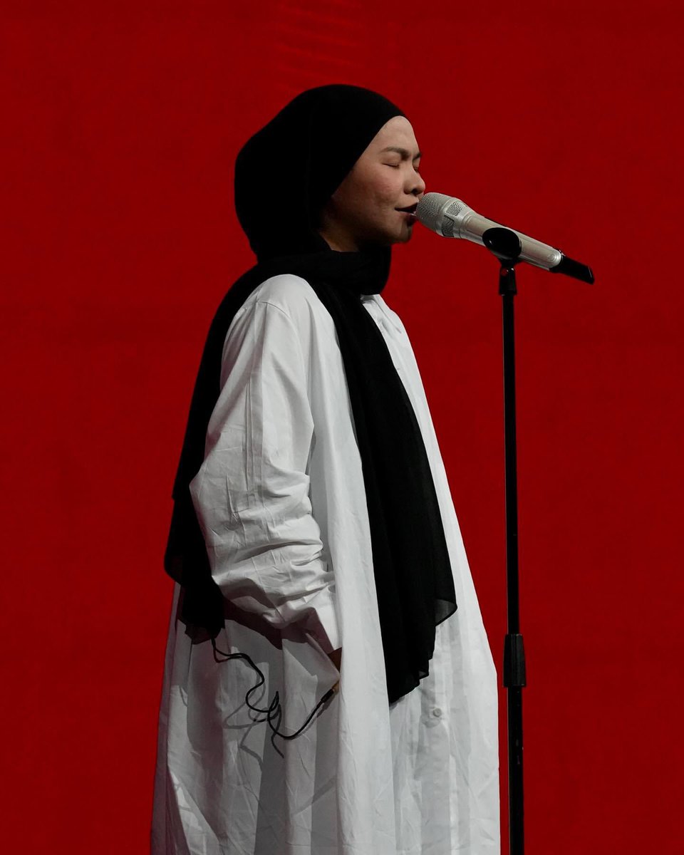tv3malaysia's tweet photo. Min tak puas la, min rasa nak belanja lagi gambar rehearsal ni haa. korang layan je la ehh😍

Saksikan Muzik Muzik 39 Separuh Akhir, 14 & 15 November, 9.00 malam, di TV3 & strim juga melalui Tonton.

Mulai 10-15 November, korang boleh menang Smart TV & tiket AJL tau! Nantikan..

#SFMM39
#RoadToAJL39