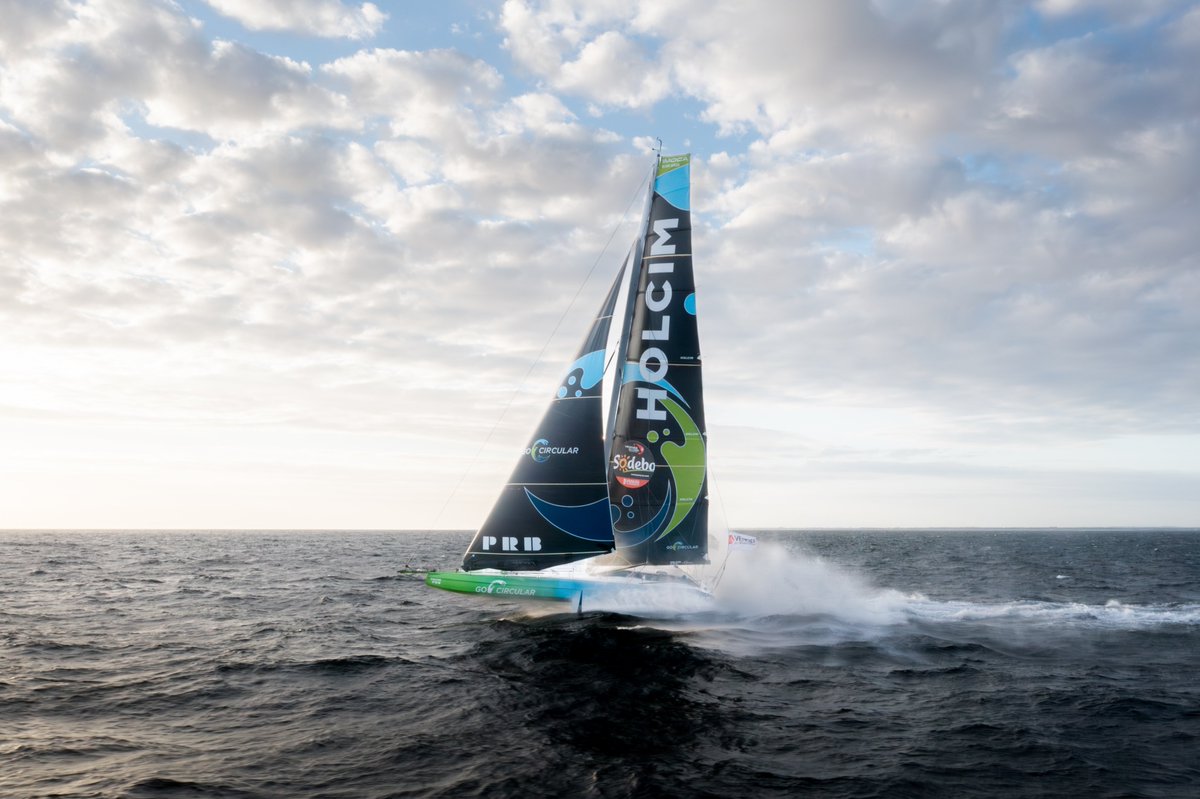 VendeeGlobe's tweet photo. 🚀 Record de distance pour @nicolunven ! 😲
Le skipper de @Team_Holcim_PRB bat le record de la plus grande distance parcourue en monocoque et en solitaire en 24h avec une distance 📏 de 546,60* milles en l’espace de 24 heures, soit 1012,30 km. Ce même bateau était déjà détenteur du record de 24h en équipage avec 640,48 milles lors de la 5e étape de The Ocean Race en 2023.
*Avant homologation officielle du WSSRC
©Adrien Nivet / Polaryse