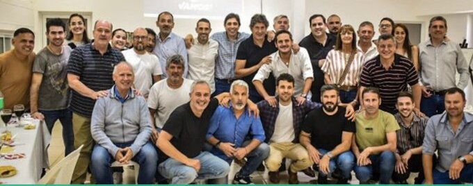 24hrs_ARG's tweet photo. https://t.co/CzWEhiOq3r
#SFe❤️ #MaríaTeresa
Pte Comunal✌️@GonzaloGoyechea🗣️#NOalAJUSTEaJUBILADOSyTRABAJADORES🫶
#EDUCACIÓNySALUD_PÚBLICA_SIEMPRE💪
1⃣ En nuestra querida Pcia, existen #raras_prioridades del gobierno d Santa Fe @GobSantaFe🧐:
$730 millones a #Wheelwright d #BenjaminGianetti!!! A @benjamingianetti (radical de UPCSF y ahora funcionario d Vialidad Pcial) le pedimos Reciclado Pavimento Asfáltico para tapar baches en nuestra localidad y me dijo q tiene q atender otras prioridades.
Sí, 730 mill de prioridades!. Paaaaaa🤦♂️!!!
$3.500 millones para la Plaza de #VenadoTuerto (Intendente Radical). Paaaaaa🤦♂️!!!
Che @maxipullaro... con una pequeñita parte podrían pagar las #guardias_médicas y en el pueblo de #MaríaTeresa dejaríamos de tener la obligación de enfermarnos de 7 a 13 hs.. 🤷♂️Digo.
2⃣ #Grieta=#Odio
En la nación, construyeron un Enano Fascista. Entendieron la importancia del odio como estrategia política. La "vieron": el #uso_del_odio. Porque hoy por hoy el odio "garpa" y no es casualidad, se construyó...
Y ahí esta el Pte @JMilei😡 q habla con su perro muerto #Conan, y anuncia medidas tras medidas d una hijaputez terrible contra el pueblo y la patria🇦🇷, en #beneficio del capital financiero multinacional y de #su_casta de parientes y amigos.-
3⃣ Creo q el #PERONISMO✌️ se reconstruye desde el territorio. Y no jodamos más con eso de la interna. Ya fue. #CristinaConduccion.-
En nuestra Pcia, los Intendentes, Ptes. Comunales y Compañeros d #Vamos, con base territorial, con sentida autocrítica y decisión d cambio, sabemos q el #peronismo tiene q tener una propuesta q vuelva a enamorar a la gente🫶.
Nuestro espacio es para #UNIR🤝, y para llamar a la acción, de todas y todos. Ahí #VAMOS_SantaFe💪"
Necesitamos #ESTADOpresenteYsolidario🫶
🤝@AleruggeriOK @PabloCorsalini @AdrianTagliari @estferri @martingherardi @VallejosEnri @CarlosdeGrandis @MCorach @marcelewan @silvinafrana @MiguelRabbia @celiaarena @gerpmartinez @florcarignanook @DiegoGiuliano @sacnun @rodenasale @ludeponti @VeroBaroGraf @pedromedei @Luis_Rubeo @PaolaBravoUC @Lupo55 @jorhurt @liscatania @cachi_martinez @MagaritaVarela @ArturoAroni @MonterosEva @KumpaLili @danielrojazo @mumimumi09 @Yosoy_Laury @PuebloBeto @ramrovert @BeaDixit @JJI_091218 @Pampa139 @machi_quita @RuizSantruiz
@BensoGuillermo 🧵👇