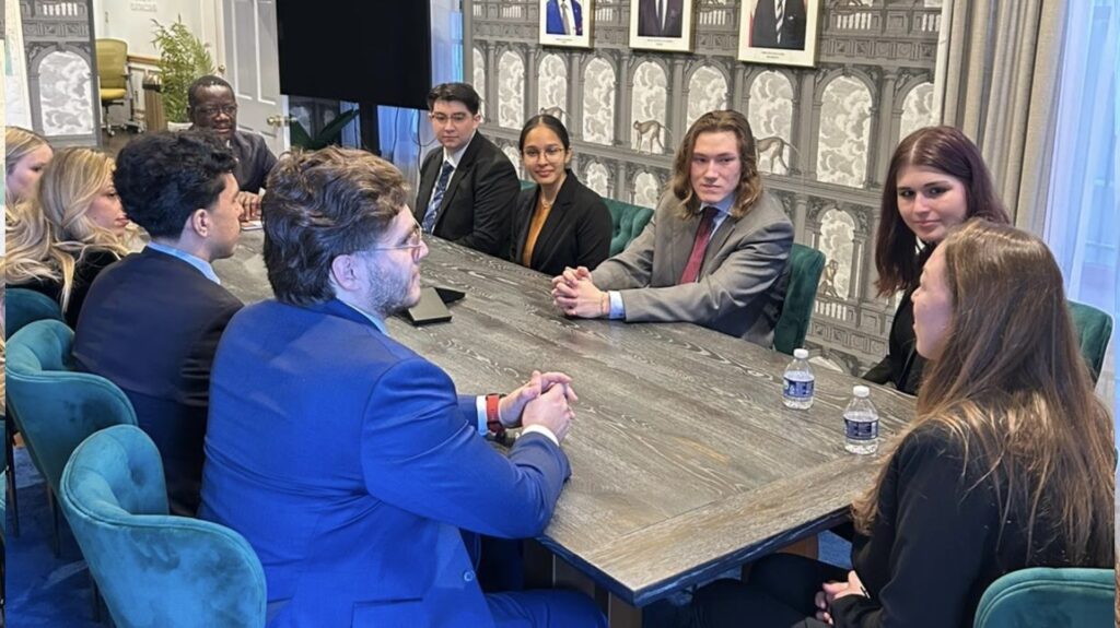Me complace compartir con ustedes una noticia muy alentadora. Recientemente recibimos en la Embajada de Guinea Ecuatorial en Washington DC a un grupo de estudiantes californianos deseosos de representar a nuestro país en el concurso anual de la ONU.

Este encuentro fue una