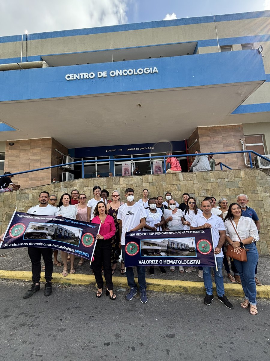 GalbaSheyla's tweet photo. Hoje os pacientes da Hematologia do Huse fizeram uma manifestação para cobrar a contratação de mais hematologistas. Imagine ter que esperar até janeiro para uma consulta que vai permitir o início do tratamento contra o câncer? https://t.co/SSBqmZQWrC