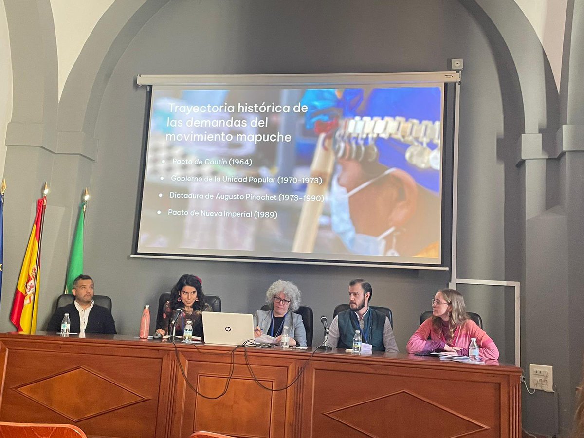 👩🏻‍🏫 Marta Bordons Martínez de @AmericaLat_UPO <a href="/f_humanidades/">FacultadHumanidadesUPO</a>, en el IX Congreso Internacional de Jóvenes Americanistas en <a href="/unisevilla/">Universidad de Sevilla</a> con "Salvador Allende y las demandas del movimiento mapuche: El Pacto de Cautín de 1964" #Chile.
📸 12-11-2024. 
#Americanistas #SoydelaUPO