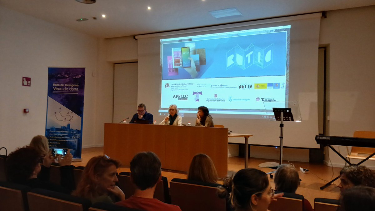 ApellcUrv's tweet photo. 📲 El dia 8 de novembre es va presentar a #Tgn l’app #RuTIC, amb la ruta #VeusdeDona. Aquesta App ofereix 10 rutes literàries pels #PaïsosCatalans, combinant patrimoni històric i literari amb realitat augmentada.
👉L’acte va incloure la lectura d’un poema i una actuació musical. https://t.co/2JQejcwFet