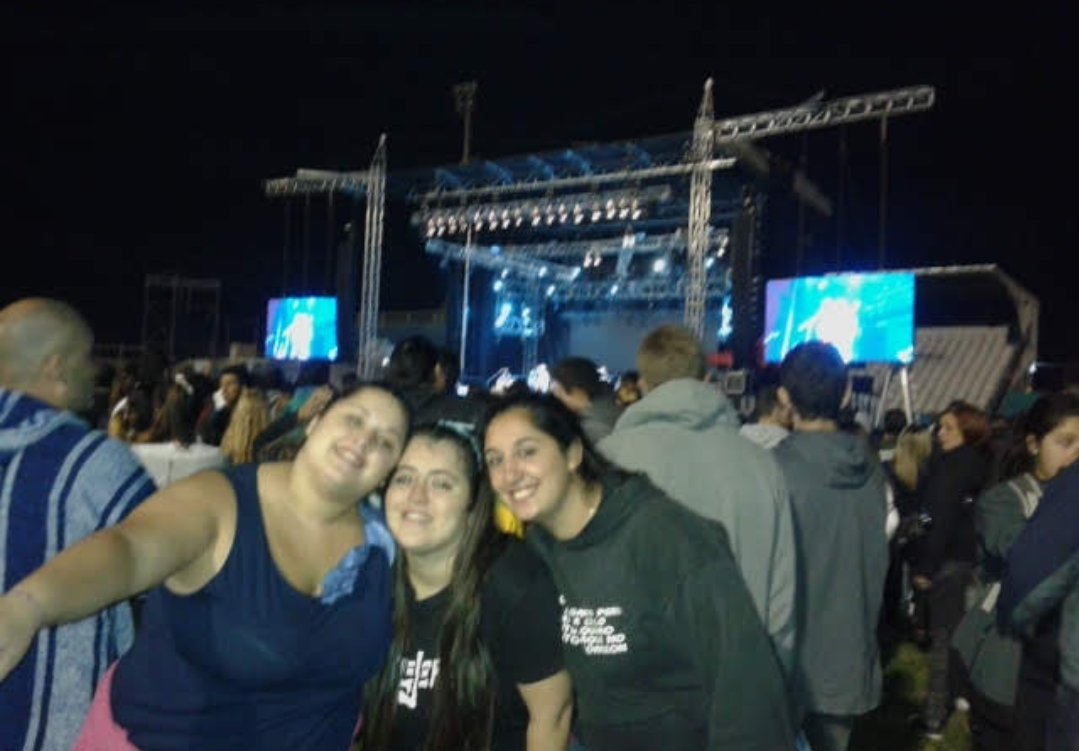 RodriguezAgus7's tweet photo. En 2015 ya era don osvaldo, pero teníamos la necesidad de verlo lo cumplimos 3 de los 5 de la promesa inicial. Intente encontrar videos de esa noche y no pude... pero lo tengo guardado en mis ojos y en mi memoria su voz tal cual la escuchaba grabada... increíble! https://t.co/KmNM0OjFfJ