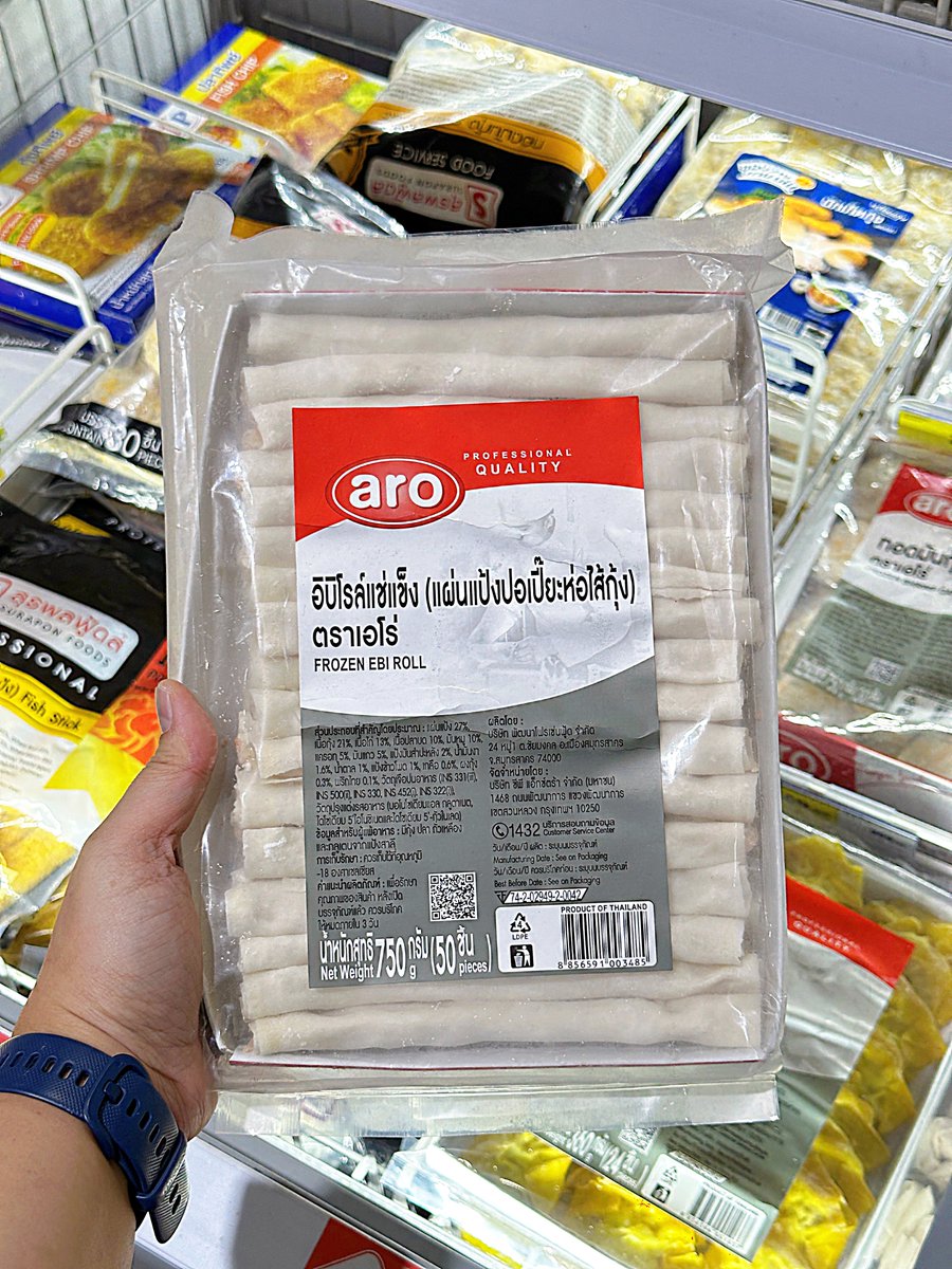 DekChubby2020's tweet photo. เอบิโรล์ ของ aro อีก 1 ของอร่อยจากแม็คโคร ปกติต้องไปสั่งกินในร้านราเมงเจ้าดัง อันนี้คือมาแบบกล่องบิ๊กๆ ทอดกินได้ 4-5 รอบ ปกติจิ้มมายองเนส หรือ บ๊วยเจี่ยก็อร่อยแล้วนะ 
แต่บูรณ์เอามาจิ้มกับ 
#ซอสศรีราชามาโยไข่กุ้ง ละทำง่ายมากก แค่ผสม มายองเนสคิวพี 2 ส่วน 
ซอสพริกศรีราชา 1 ส่วน
ไข่กุ้งตามชอบเลย คนๆให้เข้ากัน แค่นี้ก็ได้ซอสสูตรเด็ดแล้ว