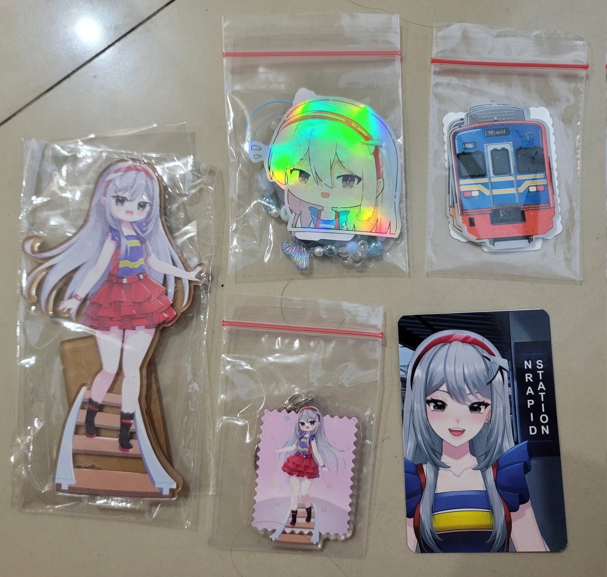 niveeetch's tweet image. Collection achievement = unlock train vtuber @sayakaneru
Kalo ganci nya kupake sama dikasih ID Card terus ke stasiun, bakal dikira Kepala Stasiun gak ya?