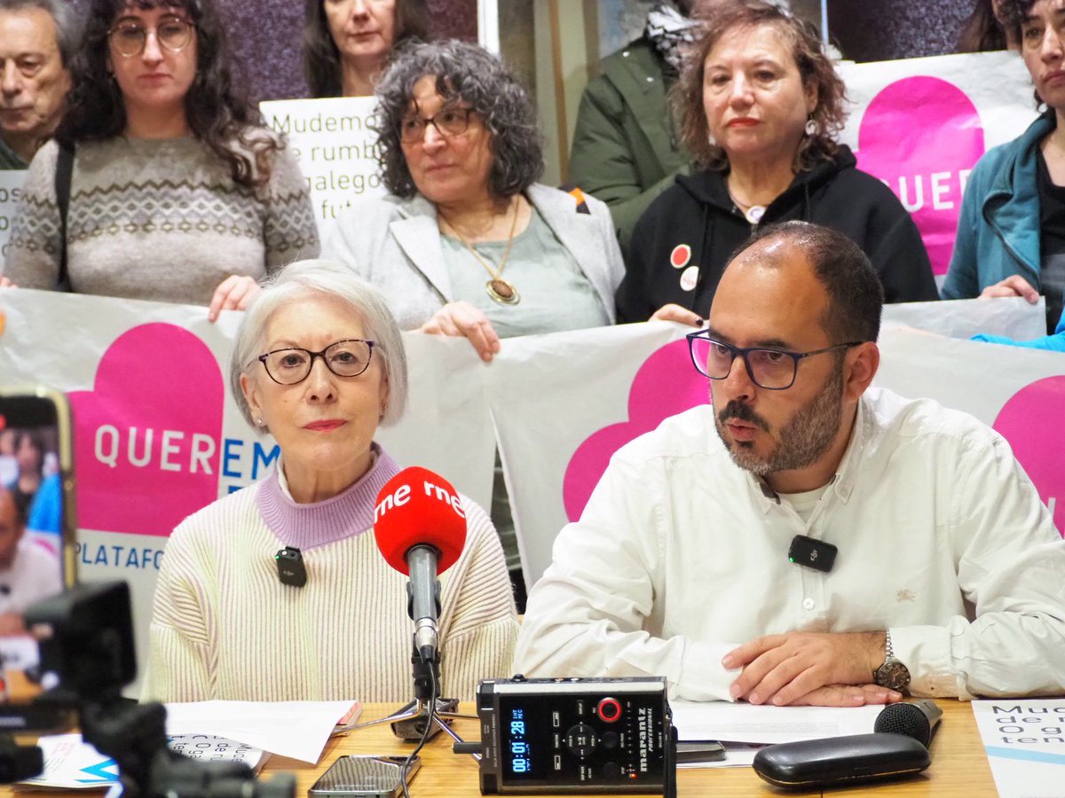 Máis de 150 entidades políticas, económicas, sociais e culturais do país acordan as medidas urxentes para “mudar o rumbo do galego”
Nunha rolda de prensa na que o voceiro de Queremos Galego, Marcos Maceira ofreceu información de práctica de cara á “asamblea pola lingua” que terá