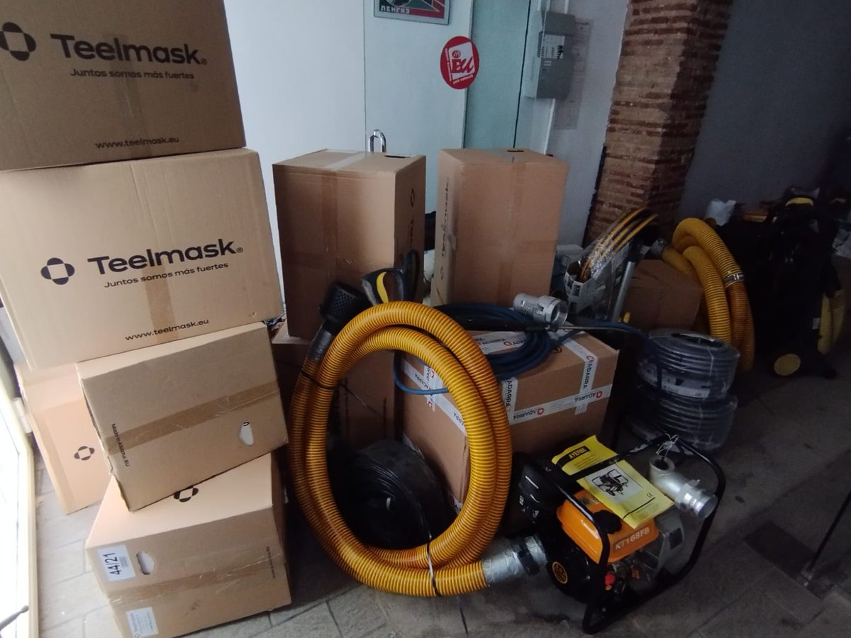 maydayterraneo's tweet photo. Nos hemos juntado a @sumadarra para seguir haciendo llegar material de ayuda a las zonas más necesitadas de Valencia tras la DANA. Bombas de agua, mangueras y karchers para las labores más urgentes. https://t.co/28ZCvFkDE0