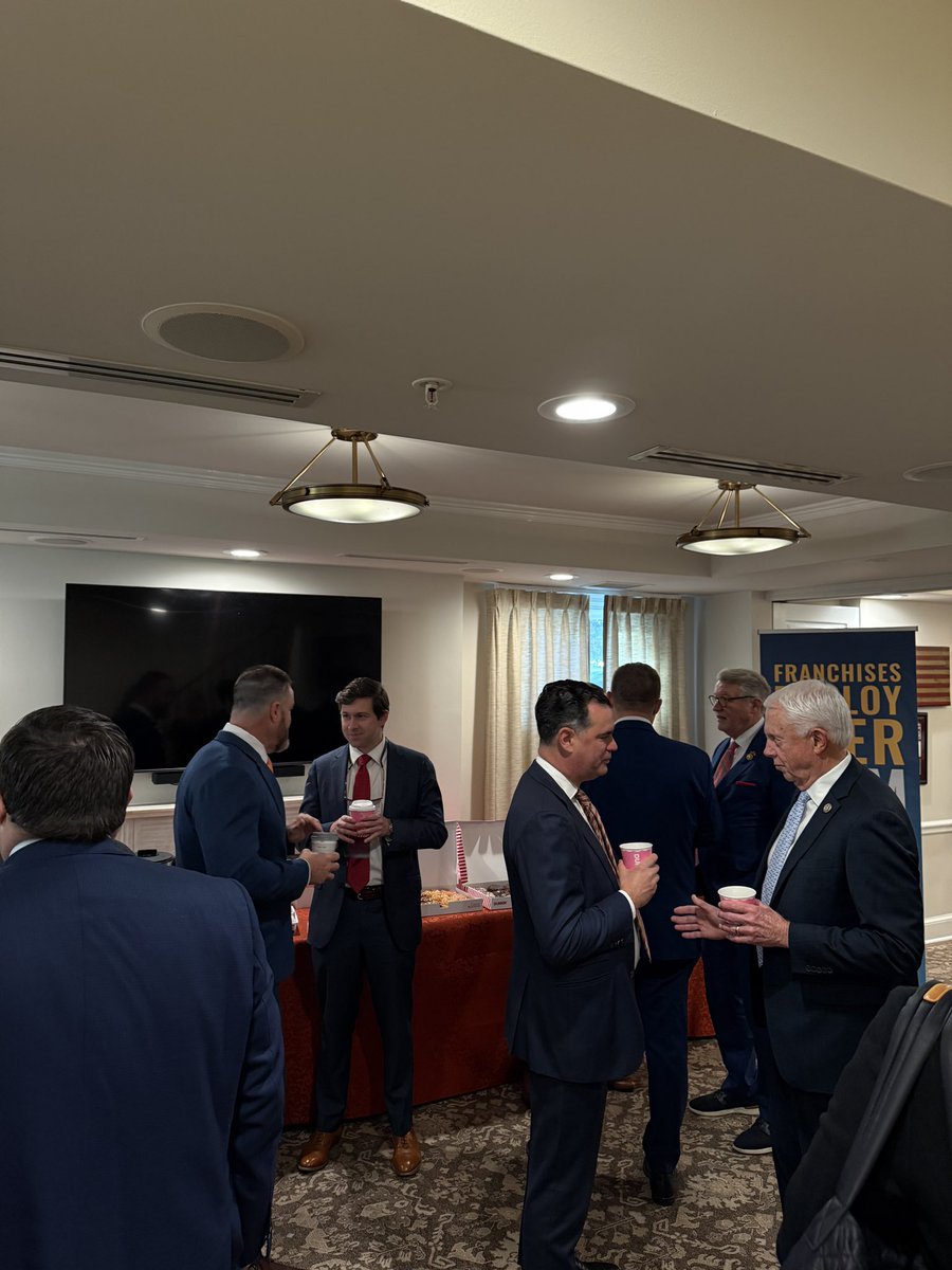 Franchising411's tweet photo. IFA welcomes back Members of Congress with breakfast from @dunkindonuts and a discussion on supporting the business community for the remainder of the year and in the Congress ahead. https://t.co/V01BFtt71B