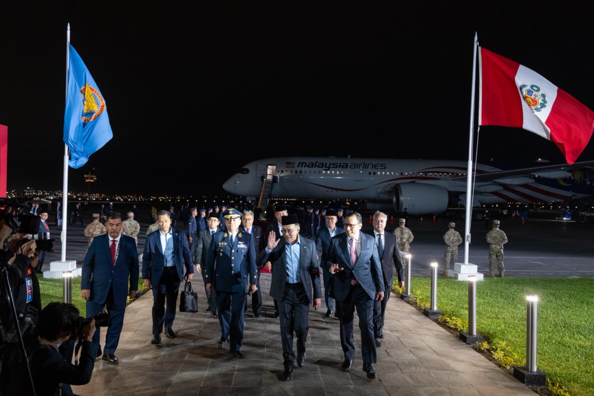 tzafrul_aziz's tweet photo. Hola PerΓΊ! (Hello Peru!)π΅πͺ
Alhamdulillah, YAB PM telah selamat mendarat di Lima, Peru, dari Kaherah untuk menghadiri Kemuncak Kerjasama Ekonomi Asia Pasifik (APEC). Seperti biasa, agenda pertama adalah taklimat ringkas untuk YAB PM bersama #TeamMITI dan pasukan MOFA untuk memastikan setiap agenda akan berjalan lancar.
Pendekatan strategik MITI di APEC 2024 termasuk untuk memastikan sebuah ekonomi global yang berdaya tahan dan inklusif; meneraju keterangkuman digital, memastikan penggunaan AI yang berhemah serta menggalakkan pelaburan digital, pelaburan lestari dan pertumbuhan sosio-ekonomi yang mampan.
Dari sudut Kepengerusian ASEAN oleh Malaysia pada tahun hadapan, MITI akan berusaha mengukuhkan konsep kepusatan dan sifat berkecuali ASEAN di mesyuarat APEC ini kerana ASEAN sememangnya berpotensi untuk menjadi βkuasa pertengahanβ dalam kancah ketidaktentuan geopolitik dunia semasa.
Kerjasama ekonomi di rantau Asia Pasifik sepatutnya berdasarkan kedaulatan undang-undang agar ianya menguntungkan kesemua ahli-ahlinya - inilah aspirasi yang dicerminkan oleh tema APEC tahun ini iaitu βEmpower. Include. Grow.β dan penglibatan YAB PM yang diselaraskan oleh MITI adalah untuk memastikan agar tema tersebut benar-benar menguntungkan Malaysia dari segi peningkatan perdagangan dan pelaburan, dalam suasana global yang aman damai, insya-Allah.
#Malaysia #Peru #PemacuPotensiGlobal #APEC2024 #TeamMITI #MITI #TZA #MalaysiaMADANI