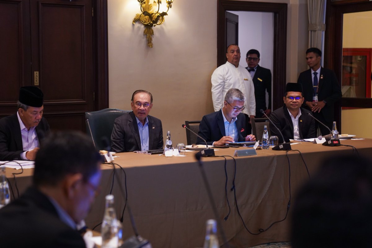 tzafrul_aziz's tweet photo. Hola PerΓΊ! (Hello Peru!)π΅πͺ
Alhamdulillah, YAB PM telah selamat mendarat di Lima, Peru, dari Kaherah untuk menghadiri Kemuncak Kerjasama Ekonomi Asia Pasifik (APEC). Seperti biasa, agenda pertama adalah taklimat ringkas untuk YAB PM bersama #TeamMITI dan pasukan MOFA untuk memastikan setiap agenda akan berjalan lancar.
Pendekatan strategik MITI di APEC 2024 termasuk untuk memastikan sebuah ekonomi global yang berdaya tahan dan inklusif; meneraju keterangkuman digital, memastikan penggunaan AI yang berhemah serta menggalakkan pelaburan digital, pelaburan lestari dan pertumbuhan sosio-ekonomi yang mampan.
Dari sudut Kepengerusian ASEAN oleh Malaysia pada tahun hadapan, MITI akan berusaha mengukuhkan konsep kepusatan dan sifat berkecuali ASEAN di mesyuarat APEC ini kerana ASEAN sememangnya berpotensi untuk menjadi βkuasa pertengahanβ dalam kancah ketidaktentuan geopolitik dunia semasa.
Kerjasama ekonomi di rantau Asia Pasifik sepatutnya berdasarkan kedaulatan undang-undang agar ianya menguntungkan kesemua ahli-ahlinya - inilah aspirasi yang dicerminkan oleh tema APEC tahun ini iaitu βEmpower. Include. Grow.β dan penglibatan YAB PM yang diselaraskan oleh MITI adalah untuk memastikan agar tema tersebut benar-benar menguntungkan Malaysia dari segi peningkatan perdagangan dan pelaburan, dalam suasana global yang aman damai, insya-Allah.
#Malaysia #Peru #PemacuPotensiGlobal #APEC2024 #TeamMITI #MITI #TZA #MalaysiaMADANI