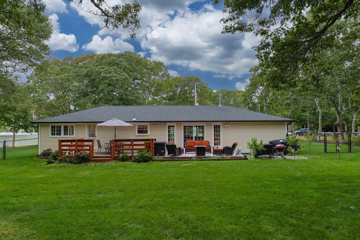 TodayRealEstat3's tweet photo. Listing Address: 72 North Road, West Yarmouth, MA 02673
Listing Price: $650,000
Schedule a showing and request more information here: https://t.co/KjVg6PAtG9 https://t.co/6LTTsEs7EE