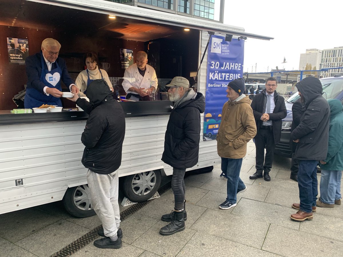 Der #Bundespräsident zu Besuch beim Kältebus der Berliner Stadtmission. Mehr dazu bei ⁦<a href="/epdOst/">epd Ost</a>⁩