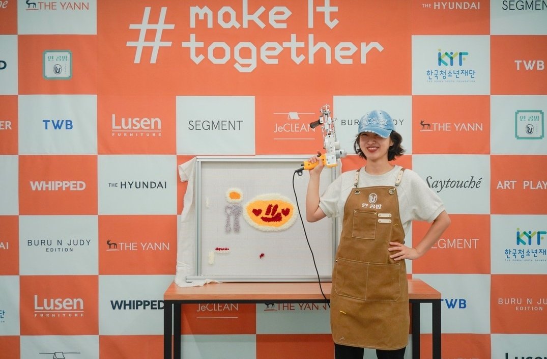 ADORA_base's tweet photo. #Adora joined the fundraising challenge #.Make It Together !

Participants make their own tufting piece to be sold at the Hyundai Seoul departement store.
Proceeds will go to the Korea Youth Foundation who "provides equal educational opportunities for marginalized youth"

#아도라 https://t.co/IkfTAMhQwC