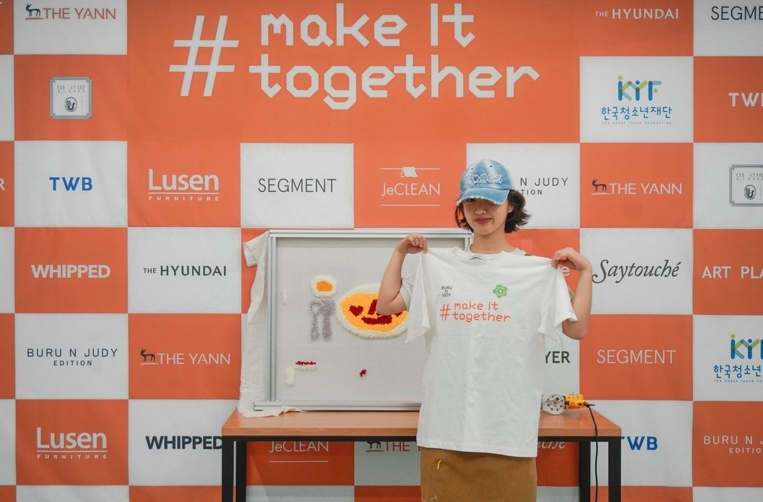 ADORA_base's tweet photo. #Adora joined the fundraising challenge #.Make It Together !

Participants make their own tufting piece to be sold at the Hyundai Seoul departement store.
Proceeds will go to the Korea Youth Foundation who "provides equal educational opportunities for marginalized youth"

#아도라 https://t.co/IkfTAMhQwC