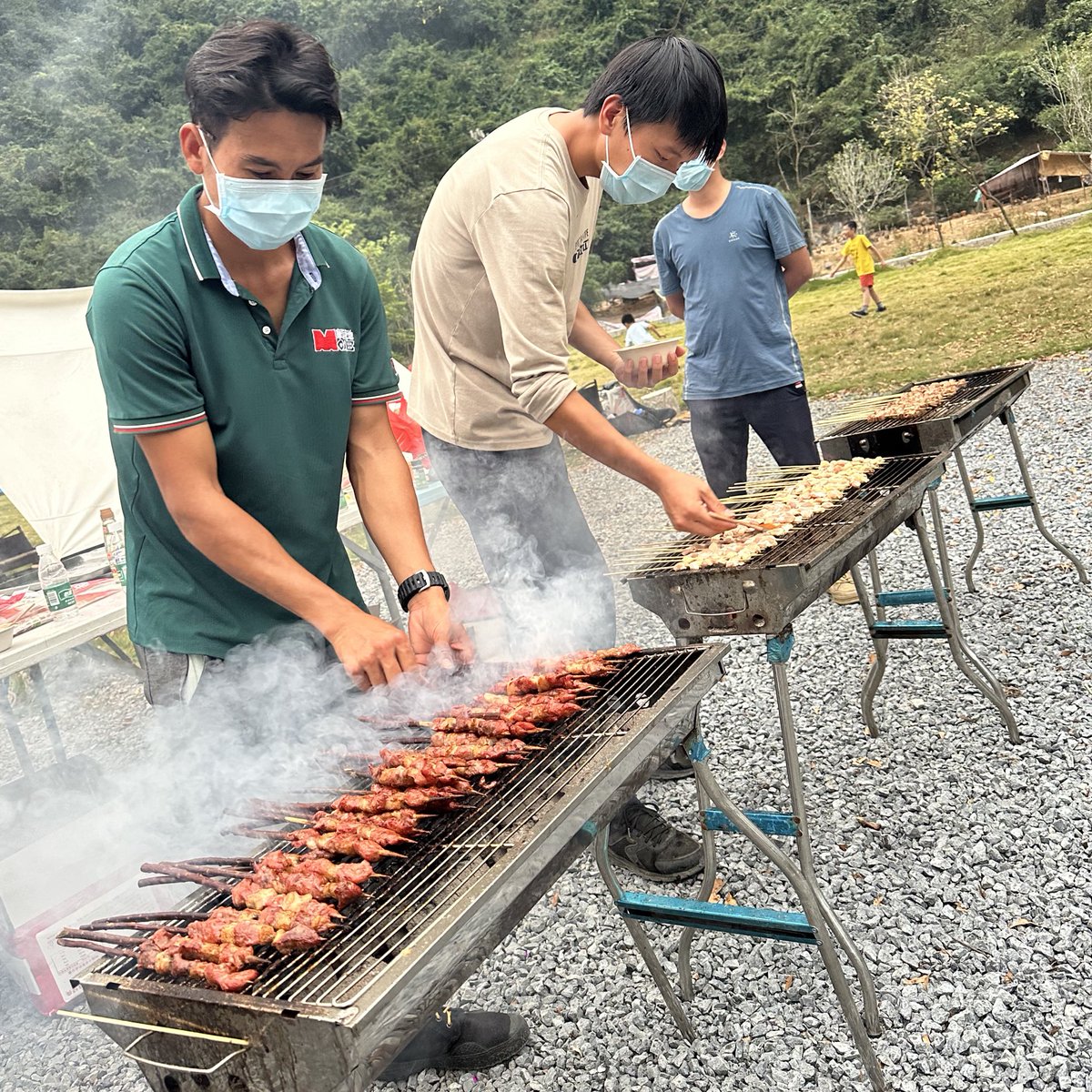 ESFGlenealy's tweet photo. Just enjoyed a delectable BBQ dinner at Year 6 camp! The perfect way to fuel up for an incredible evening. And to top it all off, we were treated to a spectacular fireworks display! Unforgettable memories under the stars! https://t.co/rjrAYoQj37