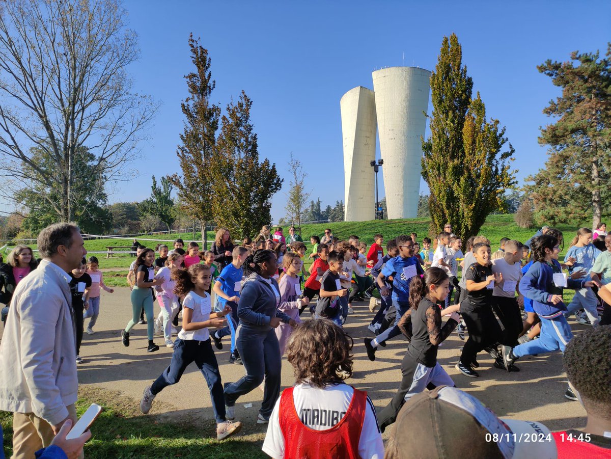 jan_dybing's tweet photo. Le courseton de Valence renaît cette année,  500 enfants de différentes écoles de Valence se sont rencontrés lors de courses à l'élastique C2  ou de contrat de distance C3. Au cumul 707 km!
Objectif sportif réussi mais aussi social afin que les élèves de Valence se connaissent https://t.co/R5zCcwg506