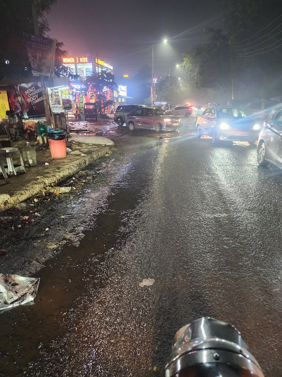 MeraGurgaon's tweet photo. यह हुडा मार्केट सेक्टर 56 गुरुग्राम पार्किंग और केंद्रीय विहार की ओर जाने वाली सड़क है।
महीनों से सड़क पर सीवेज लीकेज और गंदा पानी।
गुरूग्राम में आपका स्वागत है !

No change !

@MukeshSharmaGG @MunCorpGurugram @DC_Gurugram @narharibanger @OfficialGMDA @RaoNarbir @Rao_InderjitS https://t.co/V0yc5lHumd