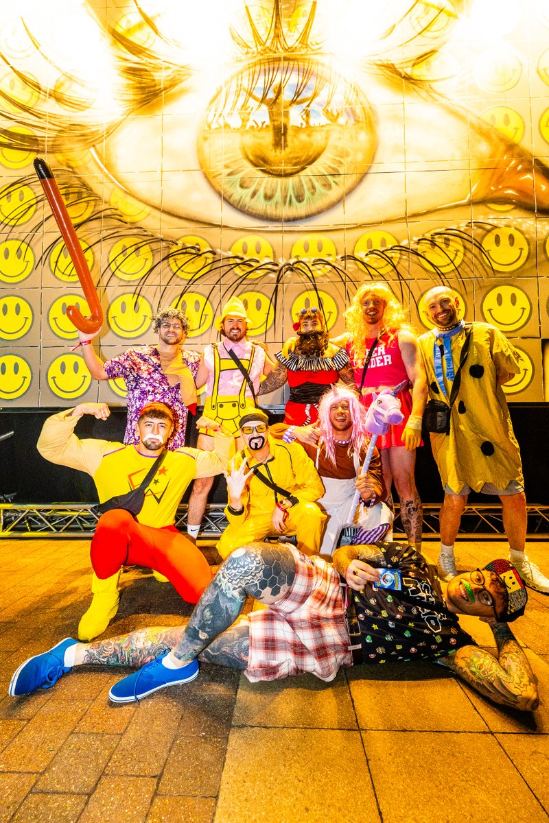 AllBackToMineH's tweet image. Bravo fancy dressers, you took it up another notch this year.
Special mention to the bumble bees and big thanks to @MyDogSighs for the incredible painting.
The full set of pics is up on our Facebook page.