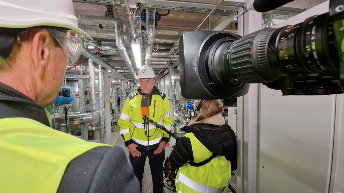 BallentinVideo's tweet photo. Fernsehproduktion für das ZDF:
VULCAN produziert im Industriepark Höchst erstmals in Deutschland grünes Lithium, das u. a. für die Produktion von Elektroauto-Batterien gebraucht wird.  Am Dienstag wurde das Richtfest der Pilotanlage gefeiert. Wir waren für das ZDF mit dabei. https://t.co/jTaZop5XC1