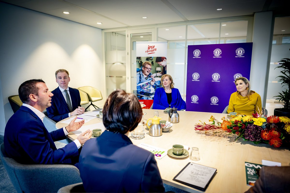 koninklijkhuis's tweet photo. Gepensioneerde vrouwen hebben gemiddeld 40% minder pensioeninkomen dan mannen. Bij zorginstelling Ipse de Bruggen in Zoetermeer spreekt Koningin Máxima in het kader van de Pensioen3daagse van Wijzer in geldzaken met betrokkenen over de pensioenkloof. https://t.co/2rbFOiqw9L https://t.co/z2Xo8e24ry