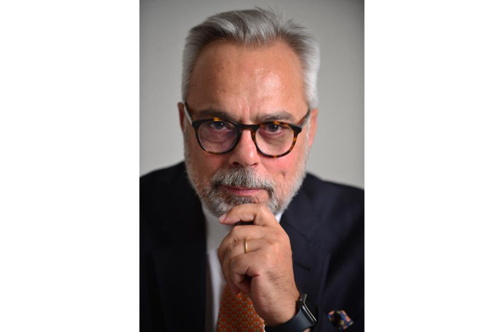 La condecoración Tica Ignominiosa

Nayib Bukele, un líder populista y autoritario, representa un modelo peligroso para las democracias latinoamericanas: la “Bukelización de la política.” En un acto de ignominia, el gobierno costarricense ha decidido condecorarlo.

Por Daniel