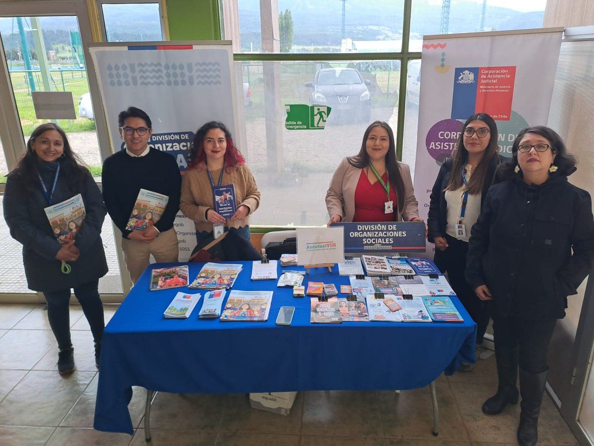 VoceriaAysen's tweet photo. #VoceríaInforma📷 En el contexto del recorrido que está realizando el #Infobus de la @dos_segegob por nuestra región, el equipo se trasladó hasta Puerto Cisnes y Coyhaique en donde instaló una Feria de Servicios #MovilizaDOS para informar acerca de diversos servicios públicos🚐 https://t.co/OfT8fB2RRE