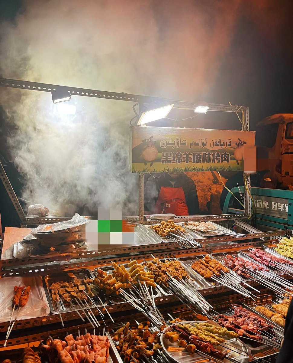 jiangjiang_hao's tweet photo. 每当夜晚来临，美食是不可或缺的主角。#美食 #烧烤 #xinjiang
Whenever night falls, food is the indispensable protagonist.#food #BBQ https://t.co/k38P1jQy2G
