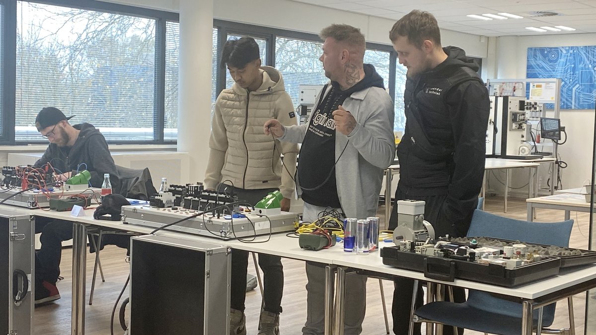SmitOpleidingen's tweet photo. Practicum relaisschakelingen bij de schakelcursus elektrotechniek voor het
@mikrocentrum. Na 2,5 dag theorie hoor je deze mannen ineens nadenken. Als je zelf de schakelingen moet maken wordt het ineens anders..... 
Echt leuk om zo'n cursus te geven! https://t.co/2LrmFJDgtc