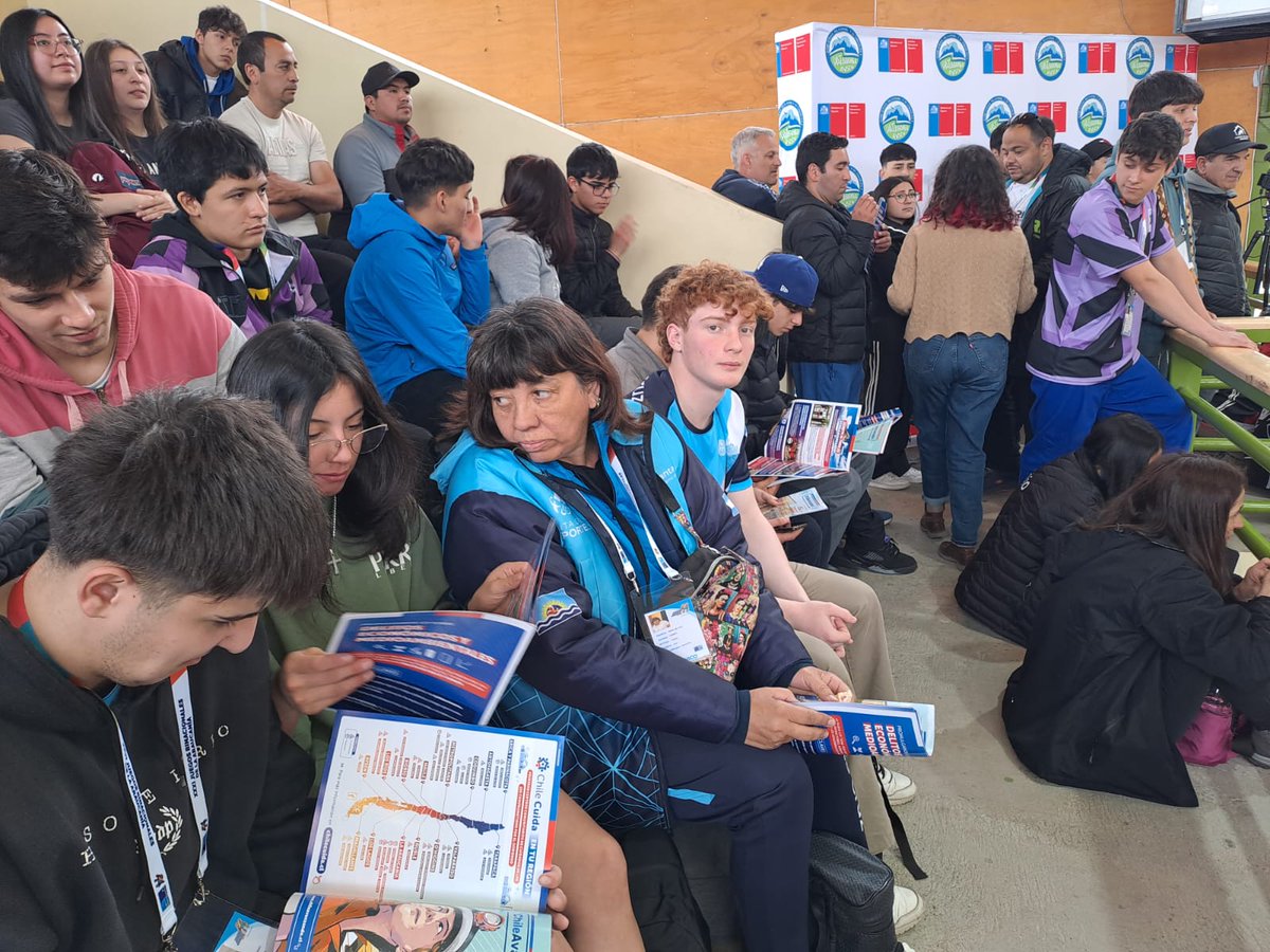VoceriaAysen's tweet photo. #VoceríaInforma📷 En el contexto del recorrido que está realizando el #Infobus de la @dos_segegob por nuestra región, el equipo se trasladó hasta Puerto Cisnes y Coyhaique en donde instaló una Feria de Servicios #MovilizaDOS para informar acerca de diversos servicios públicos🚐 https://t.co/OfT8fB2RRE