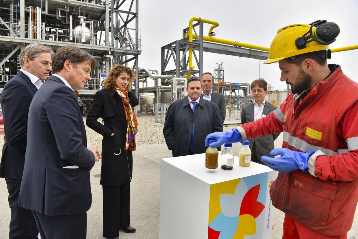 Een mijlpaal voor Shell Chemicals Park Moerdijk. In aanwezigheid van minister Sophie Hermans en staatsecretaris Chris Jansen is de pyrolyse-upgrader opgestart. Met deze nieuwe fabriek kan moeilijk of niet te recyclen plastic toch gerecycled worden. 👉 go.shell.com/3YIk0uA