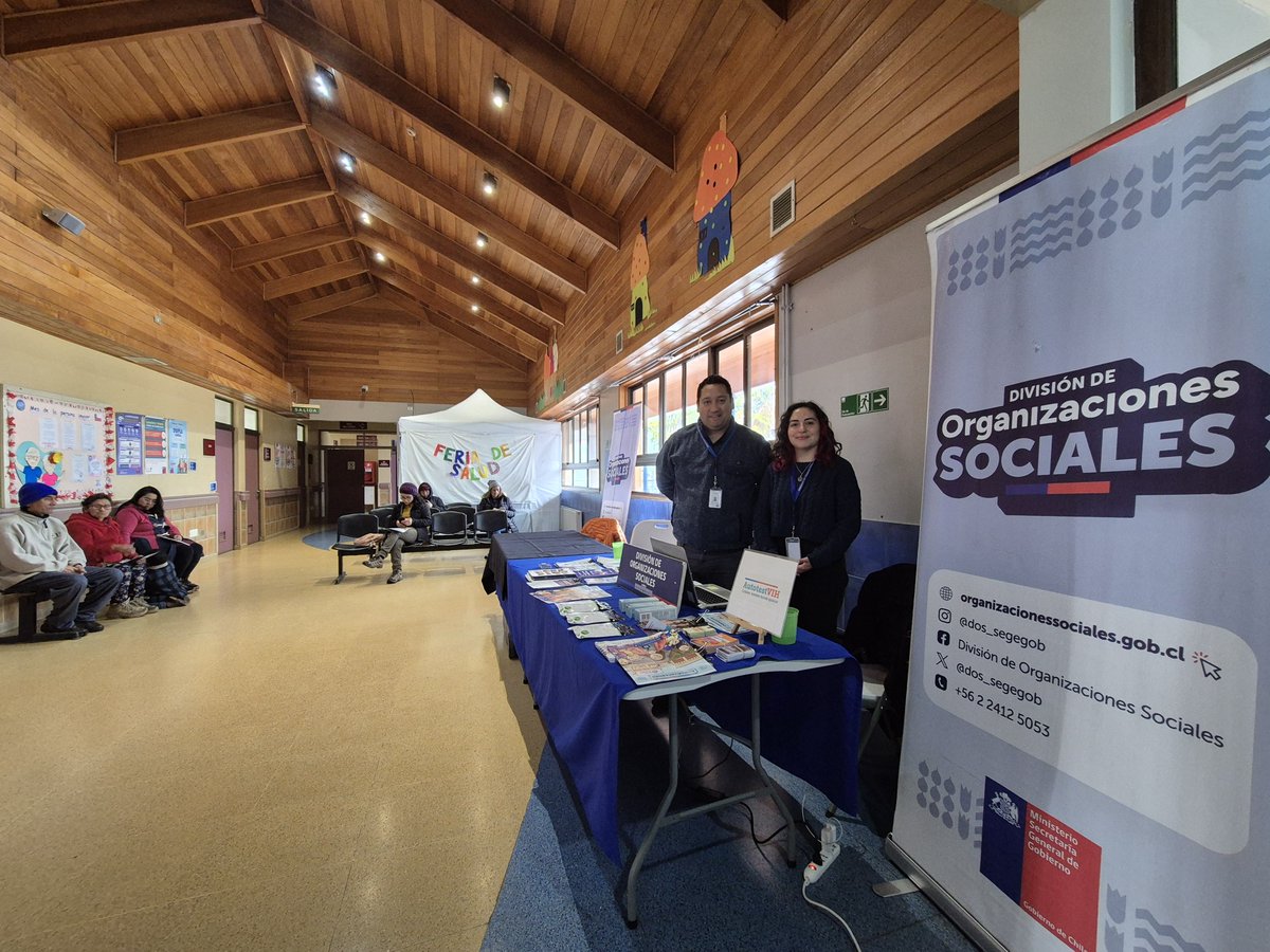 VoceriaAysen's tweet photo. #VoceríaInforma📷 En el contexto del recorrido que está realizando el #Infobus de la @dos_segegob por nuestra región, el equipo se trasladó hasta Puerto Cisnes y Coyhaique en donde instaló una Feria de Servicios #MovilizaDOS para informar acerca de diversos servicios públicos🚐 https://t.co/OfT8fB2RRE