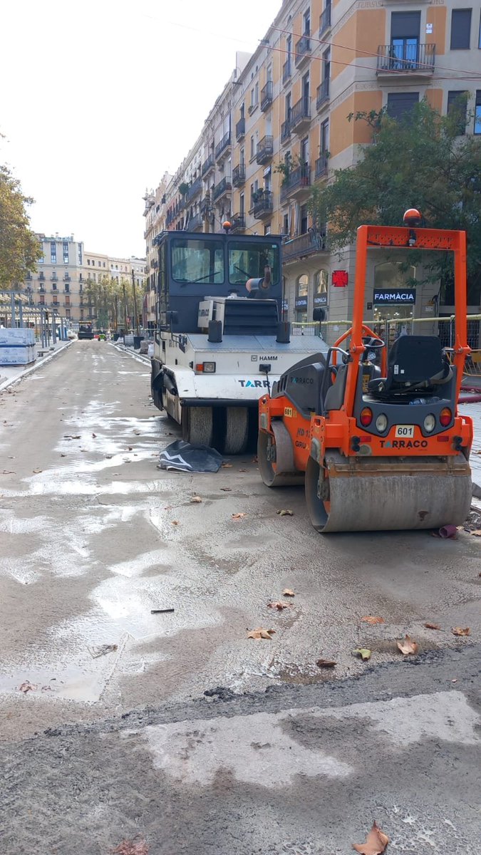 FemSantAntoni's tweet photo. Aquí no hi anava un sol de pedra? Com a les rambles. Això sembla maquinària per a asfaltar. Costa de creure que ens prenguin el pèl d'aquesta manera! @bcn_ajuntament atureu aquest incompliment flagrant!!! https://t.co/hAqMwqp5ec