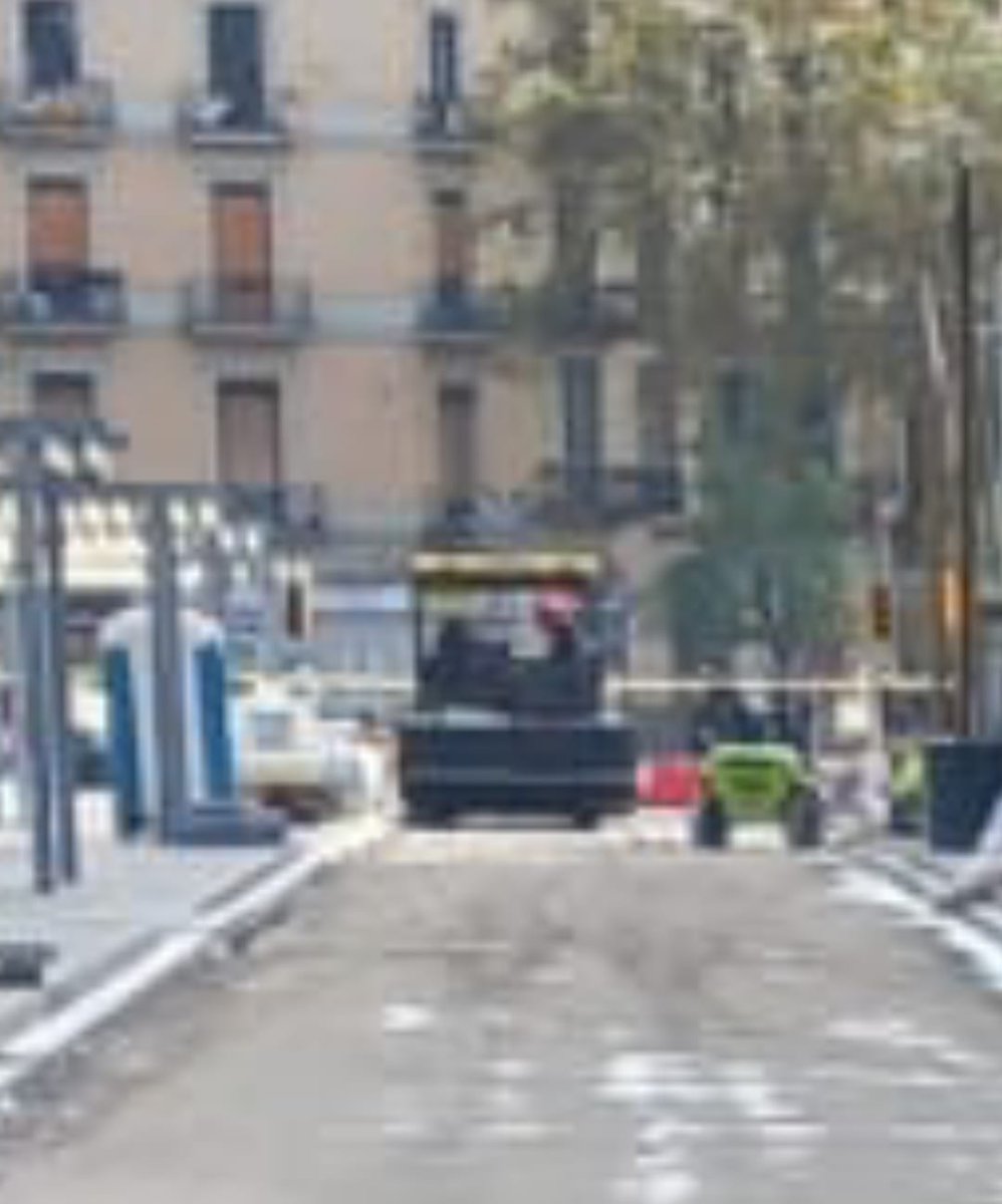 FemSantAntoni's tweet photo. Aquí no hi anava un sol de pedra? Com a les rambles. Això sembla maquinària per a asfaltar. Costa de creure que ens prenguin el pèl d'aquesta manera! @bcn_ajuntament atureu aquest incompliment flagrant!!! https://t.co/hAqMwqp5ec