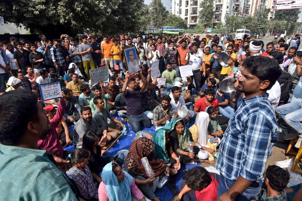 NSUI_Shekhar's tweet image. लगातार तीसरे दिन भी अपनी स्पष्ट मांगों को लेकर आयोग पर धरना एवं विरोध प्रदर्शन जारी है
कैंसिलेशन नोटिस लेने आए हैं....लेकर ही जाएंगे
#NoNormalisation
#UPPSC_No_Normalization
#UPPCS_ROARO_ONESHIFT 
@UPGovt
@CMOfficeUP @ChiefSecy_UP @myogiadityanath @yadavakhilesh @RahulGandhi