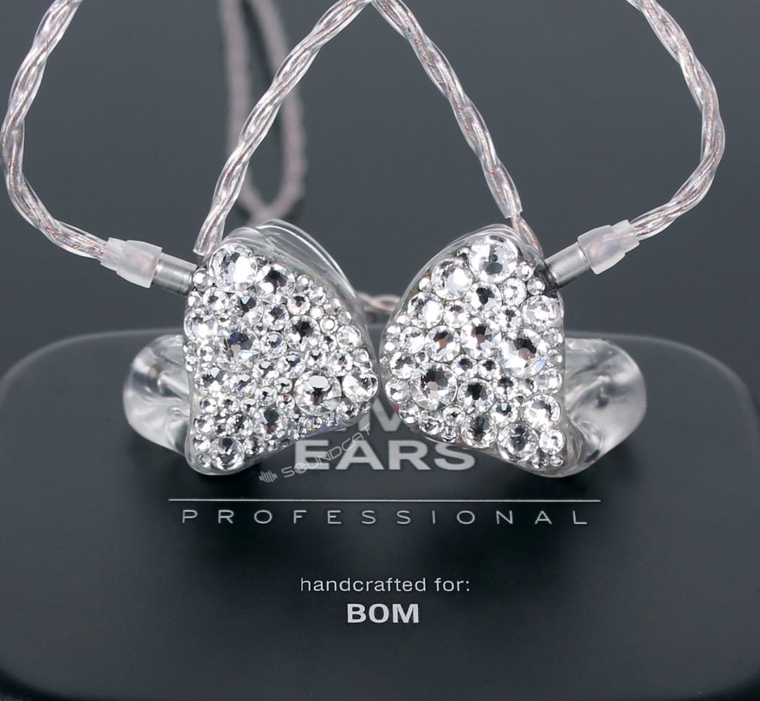Park Bom's new earpiece for the Welcome Back Tour! 

That's DIVA! 💗✨️

📸 soundcat_custom_gallery

#2NE1 #PARKBOM #박봄