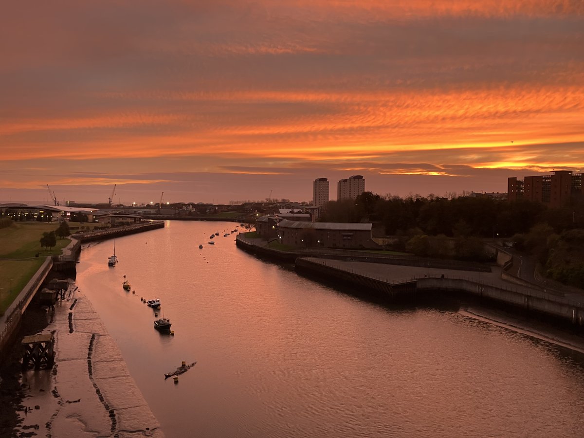 Angela Smith (@alegnasmith) on Twitter photo Bookended the day after this rosy dawn. Bookended the day after this rosy dawn.