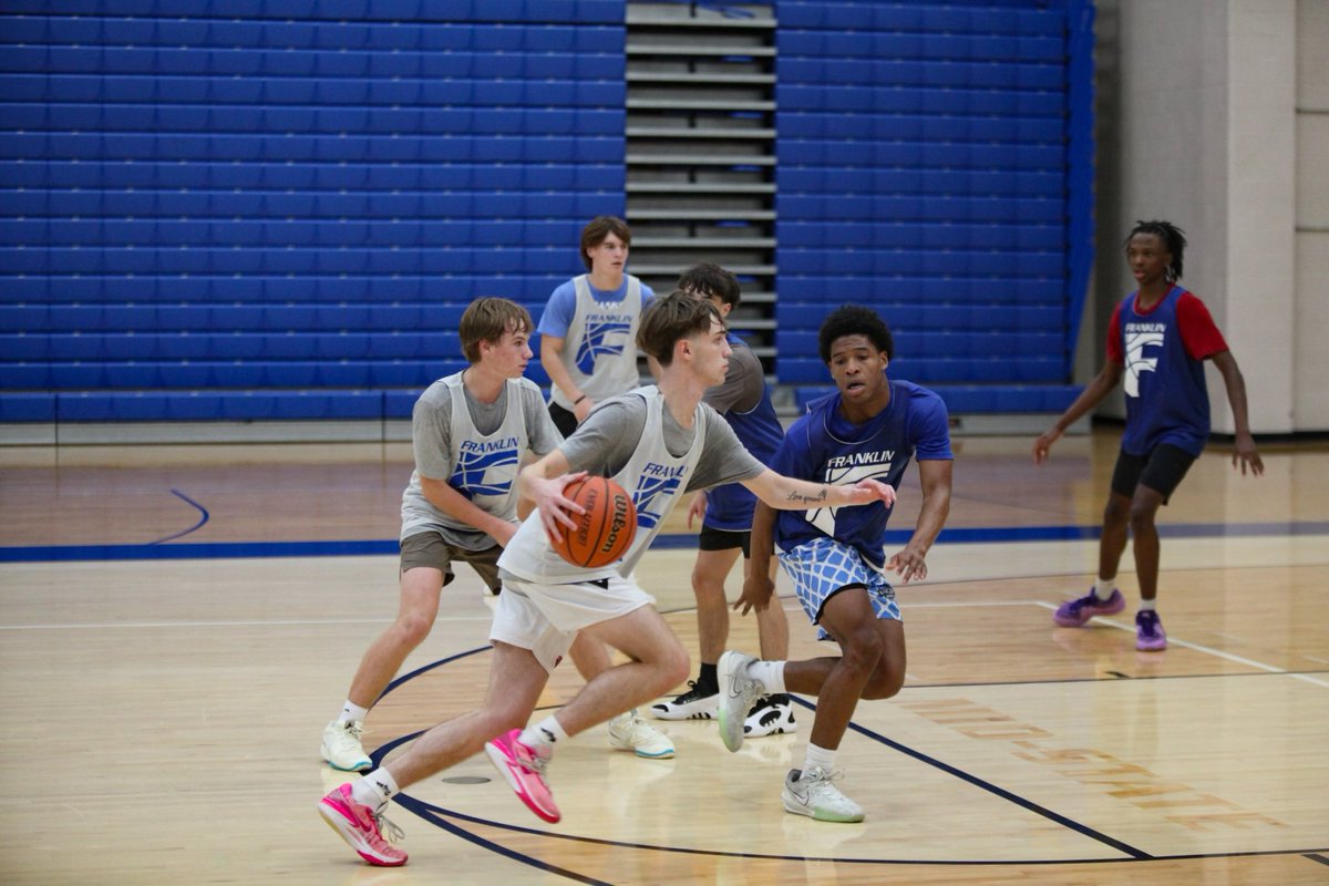 Franklin_Hoops's tweet photo. The Boys In Blue are back in action! 💙 First day Flics! 📸
#FirstOfficialPractice #Family #BasketballSeason #Nov11th #FavoriteTimeOfTheYear #BackInAction #WeAreFranklin
Tough, Smart, Together! 🐾🏀🐻 https://t.co/WK47Kk9P0N