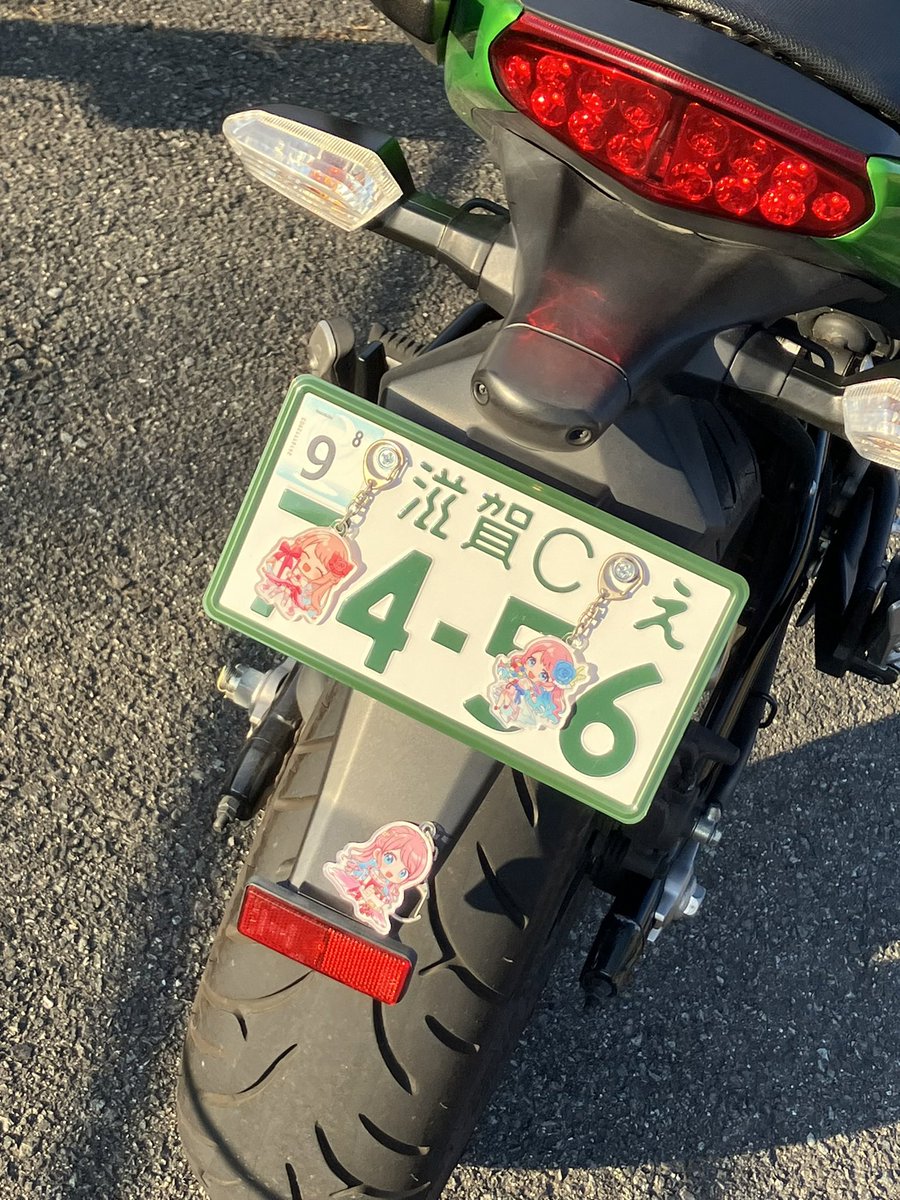 k1cbr's tweet photo. #ひなぴるっく 

ひなさんの故郷、福島県の磐梯我妻スカイラインってとこ行ってきたよ！
チビひな3人連れていった！
置くとこ雑くて申し訳ない笑
どうやって写真撮ったらいいか分からんかったからナンバープレートにぶら下げた笑 https://t.co/ng9GBsn4yw