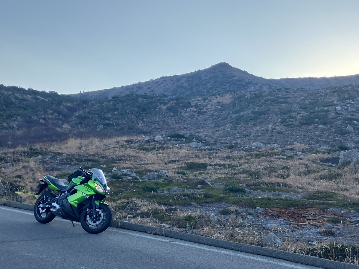 k1cbr's tweet photo. #ひなぴるっく 

ひなさんの故郷、福島県の磐梯我妻スカイラインってとこ行ってきたよ！
チビひな3人連れていった！
置くとこ雑くて申し訳ない笑
どうやって写真撮ったらいいか分からんかったからナンバープレートにぶら下げた笑 https://t.co/ng9GBsn4yw