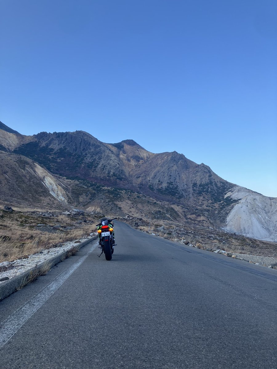 k1cbr's tweet photo. #ひなぴるっく 

ひなさんの故郷、福島県の磐梯我妻スカイラインってとこ行ってきたよ！
チビひな3人連れていった！
置くとこ雑くて申し訳ない笑
どうやって写真撮ったらいいか分からんかったからナンバープレートにぶら下げた笑 https://t.co/ng9GBsn4yw
