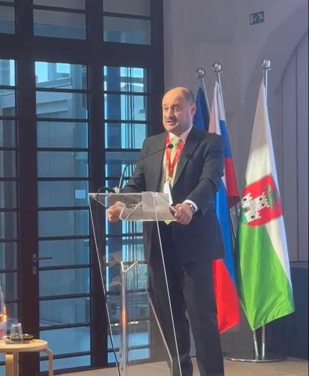 MEWA_culture's tweet photo. 12-14 Kasım 2024 tarihlerinde Slovenya'nın başkenti Ljubljana'da düzenlenen konferansta, UCLG-MEWA Kültür Elçisi ve Şanlıurfa Büyükşehir Bel Başkanı Sn. Mehmet Kasım Gülpınar bölgemiz tarihi mirasını ve geleceğe yönelik şehircilik projelerini anlatarak bir konuşma gerçekleştirdi. https://t.co/hThCVfvIb3