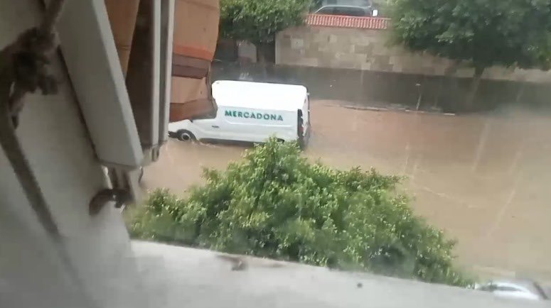 ¿Qué es aquello que no puede faltar en una inundación? Exacto, un camión del Mercadona trabajando con alerta roja y Juan Roig poniendo en peligro a sus trabajadores. Esto es de hoy, en Málaga.