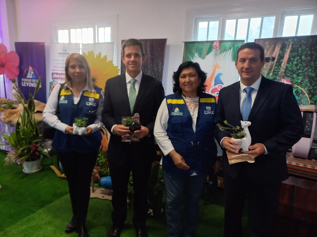 Nuestra gerente general, Azucena Colcas Vargas, estuvo en la inauguración de la feria APEC Ciudadano junto a destacados actores sociales. 🎉 Visítanos del 13 al 16 de noviembre en el Puericultorio Pérez Araníbar con entrada gratuita. ¡Te esperamos!

#ParqueDeLasLeyendas #APEC