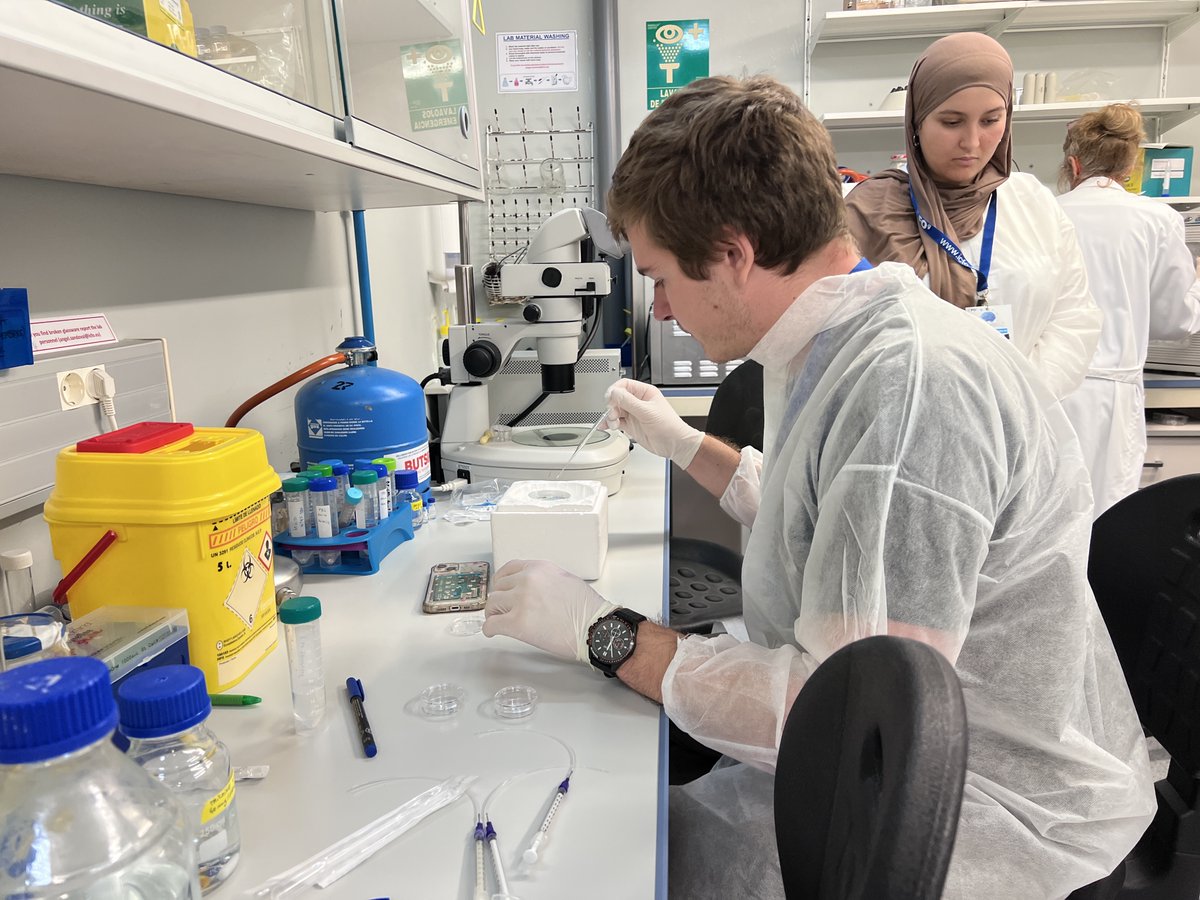 ICFOnians's tweet photo. Participants of the MINDLAB workshop attended hands-on session with researchers of @ICFOnians.

This lab sessions focused on the latest #photonics technologies, and provided participants with the opportunity to work with advanced equipment. https://t.co/HAJpuLZ7HH