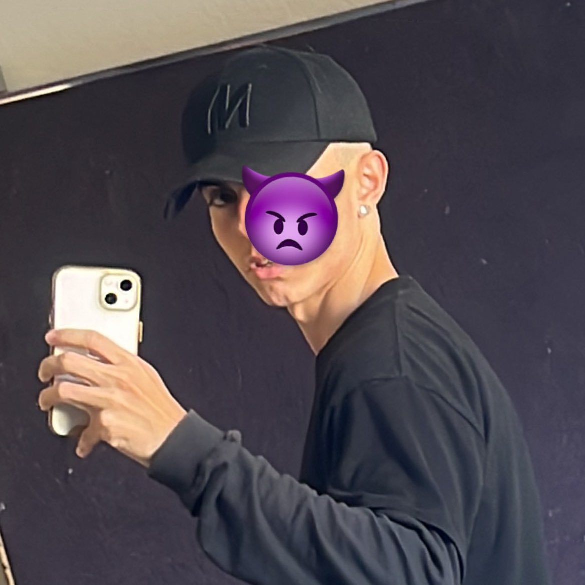 rafaell_lleao's tweet image. “ele é lindo, mas não vale o chão que pisa” 🫦