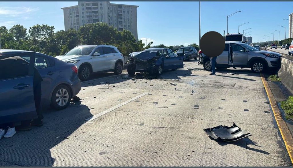 DronChinita's tweet photo. Se reporta choque en los elevados de la carretera PR181 (Exp Manuel Rivera Morales) en dirección de Trujillo Alto a SJ. https://t.co/z3iUjTn8MX