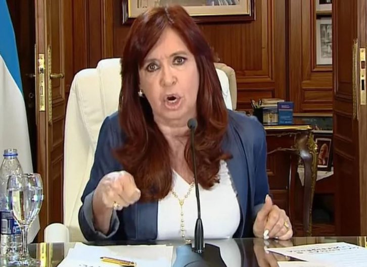 🔴Confirmado: 6 años de prisión e inhabilitación especial perpetua para Cristina Kirchner por administración fraudulenta en perjuicio de la administración pública .
Acaba de anunciarlo la Cámara Federal de Apelaciones