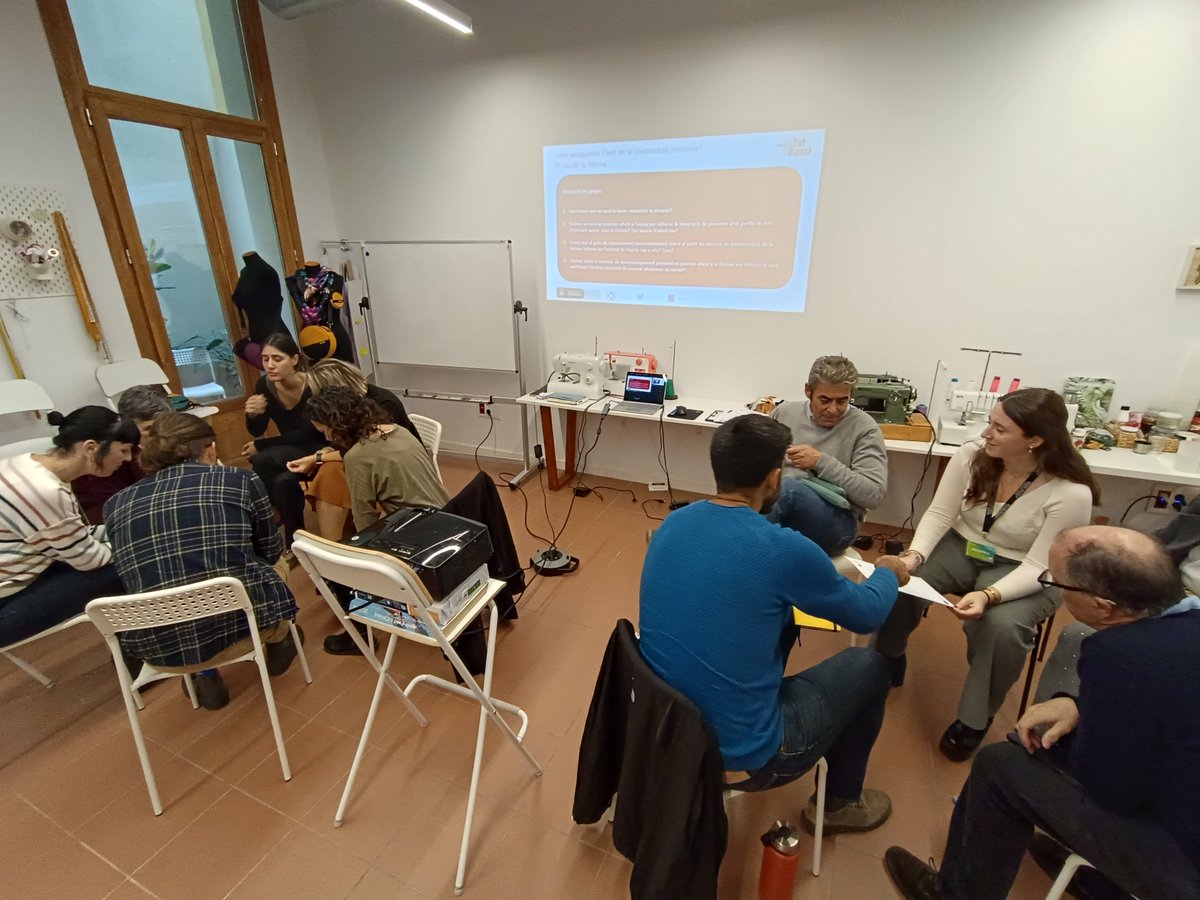 TotRaval's tweet image. Els i les participants van participar en la dinàmica "Canviem de sabates", que els va permetre reflexionar sobre la influència dels privilegis en la contractació, i posteriorment van treballar en grups sobre diversos casos pràctics a partir dels quals van debatre.